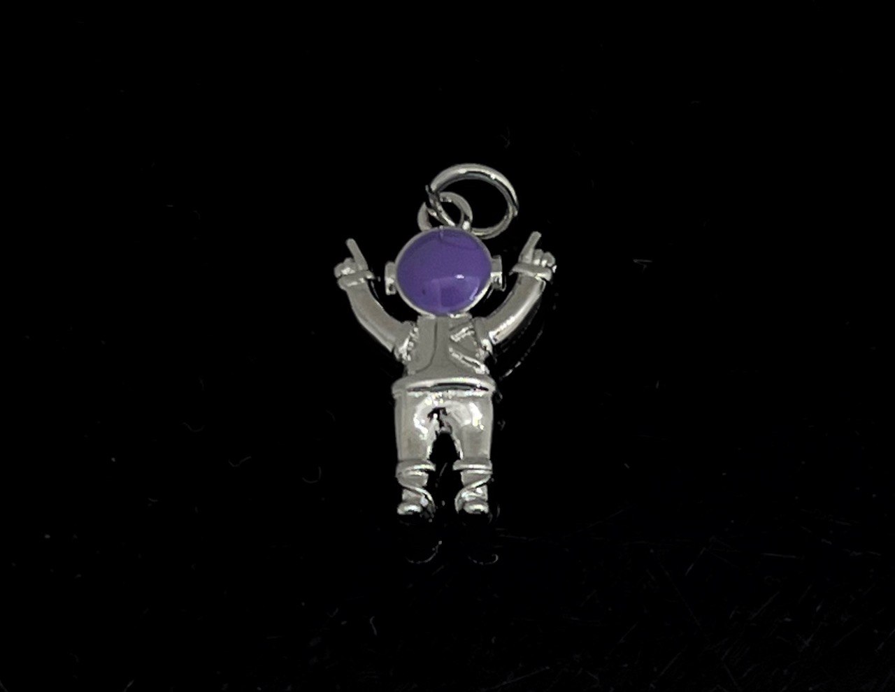 Подвеска Космонавт с сиреневой эмалью цвет серебро размер 20*12мм Серебро